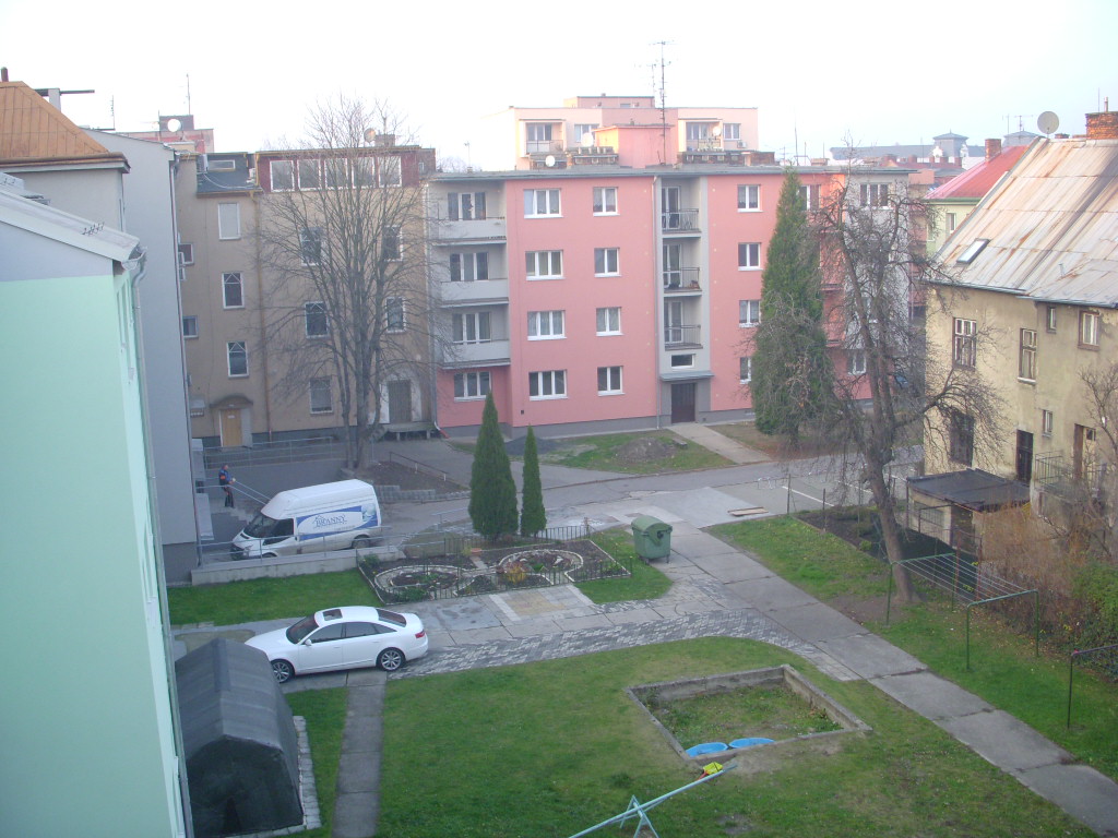 1+0 Závišova byt č.11, 14m2 - pohled z okna.